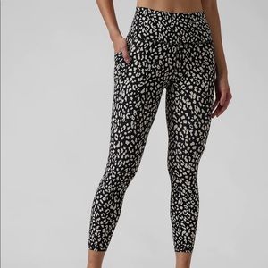 LIKE NEW Athleta Leggings with Pockets